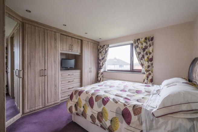 4 bed Semi-Detached for sale Image 4