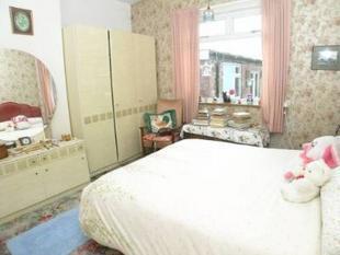 REAR DOUBLE BEDROOM
