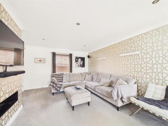 5 bed Detached for sale Image 8