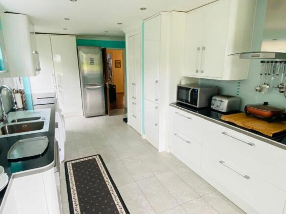 KITCHEN/BREAKFAST ROOM