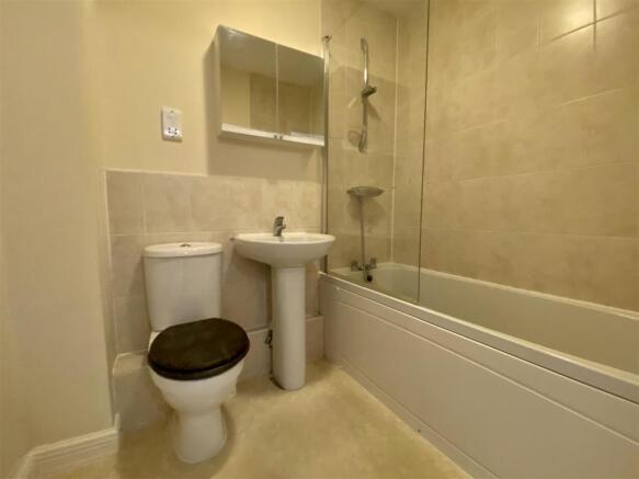 12 Bramble Walk bathroom.jpg