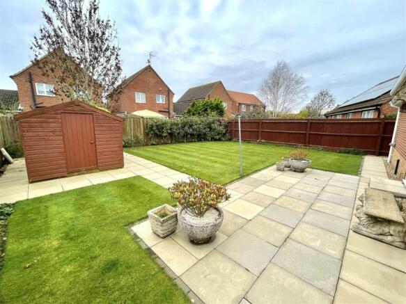 EXTERIOR :