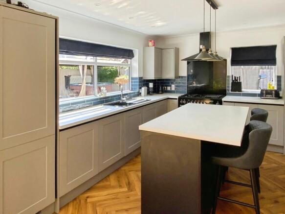 4 bed Detached for sale Image 5