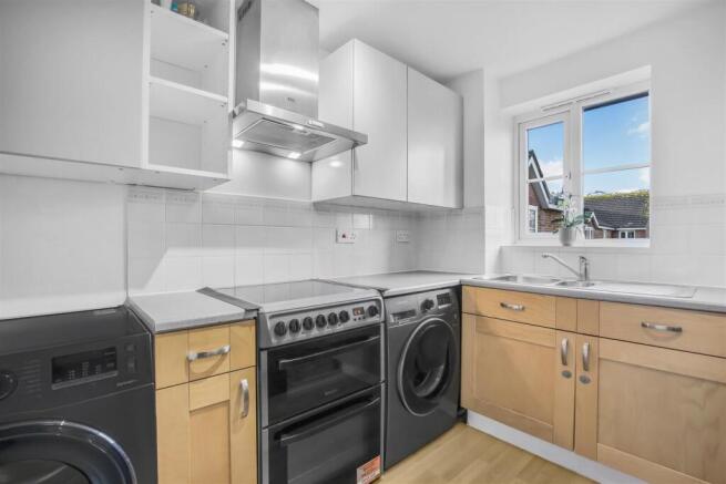 Mullards Close, Mitcham photo 4