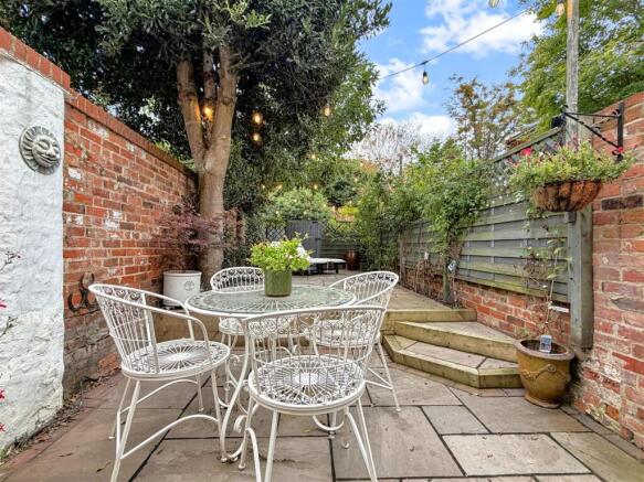 Lovely Landscaped Garden 783