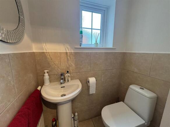 down stairs WC.jpg