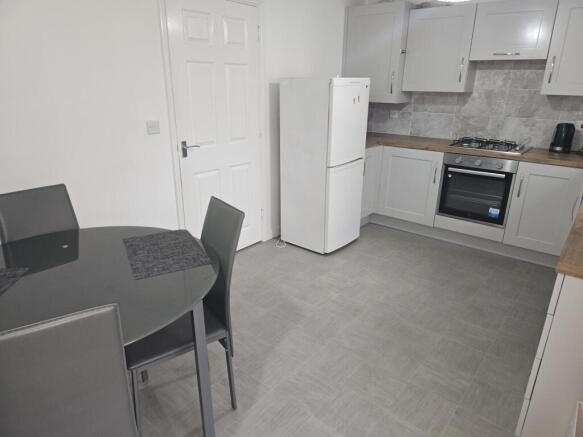 4 bed House to rent Image 3