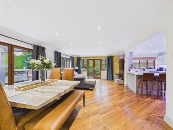5 bed Detached for sale Image 11