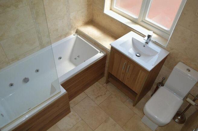 MAIN BATHROOM 