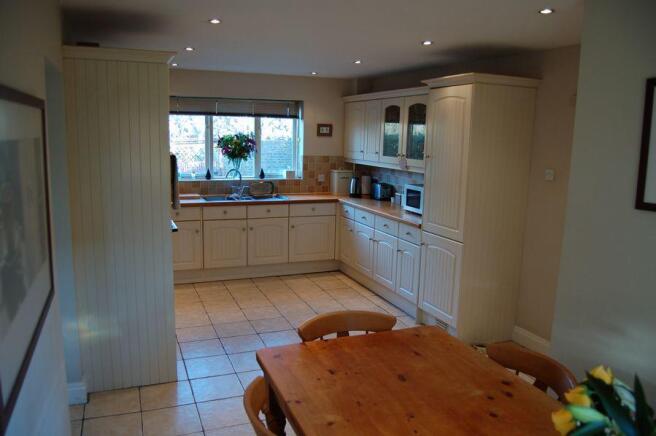 KITCHEN/DINING ROOM