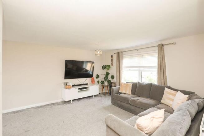 2 bed Flat to rent Image 5