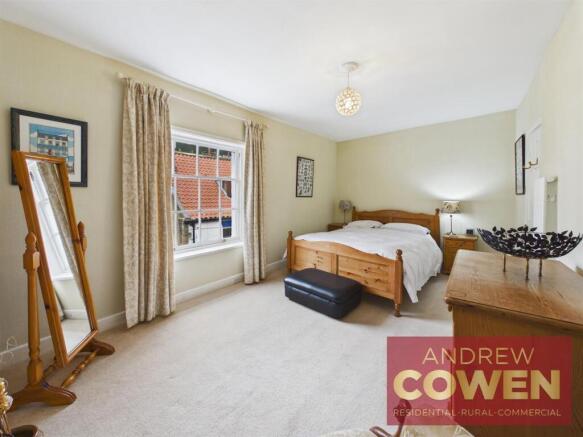 4 bed Semi-Detached for sale Image 9