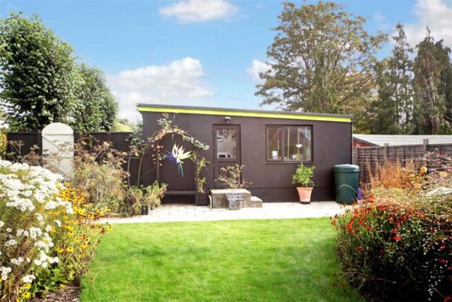 Nettlebed: Shed