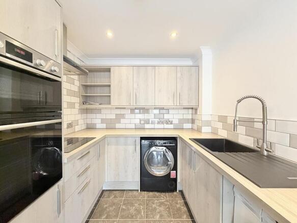4 bed End of Terrace to rent Image 5
