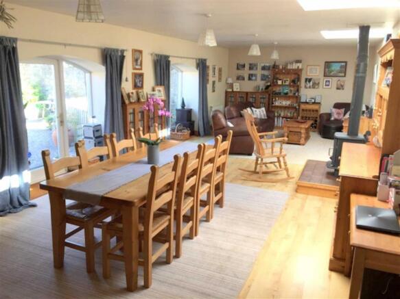 LIVING ROOM/DINING AREA