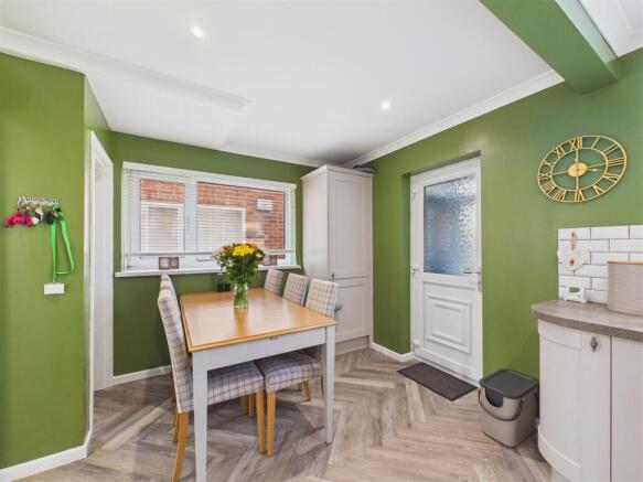 3 bed Semi-Detached for sale Image 6