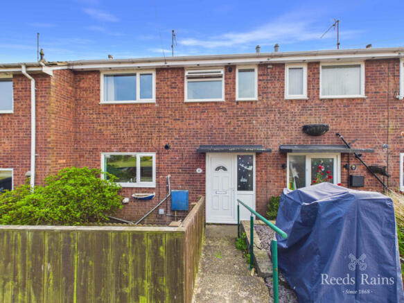 Three bedroom mid-terrace house - For sale by auc