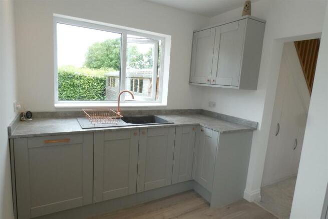 'L' Shaped Dining Kitchen