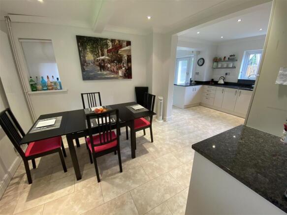 KITCHEN/BREAKFAST ROOM