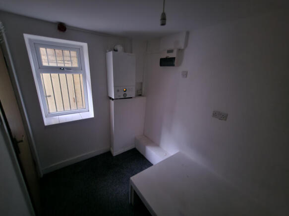 3 bed Flat to rent Image 11