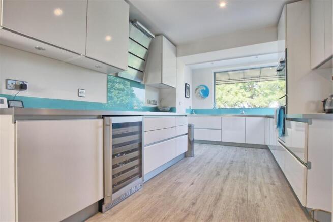 Kitchen 2.jpg