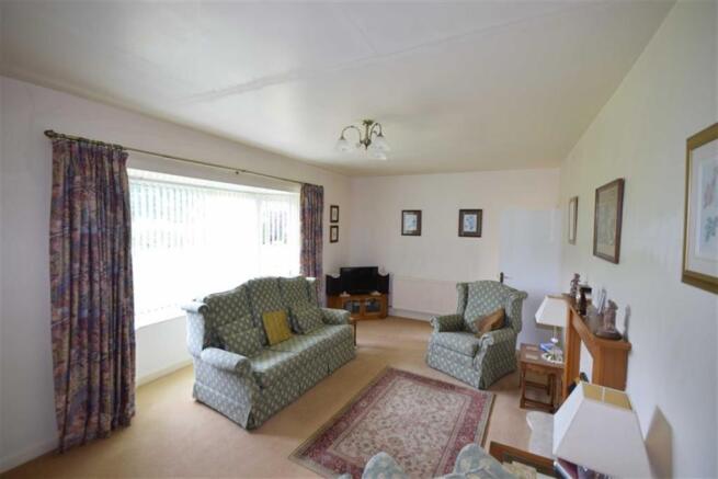 Lounge & Dining Area