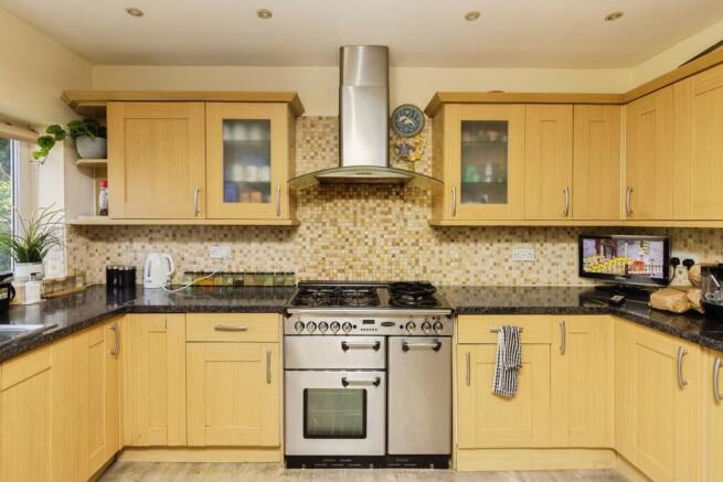 5 bed Detached for sale Image 8