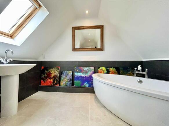 EN-SUITE BATHROOM