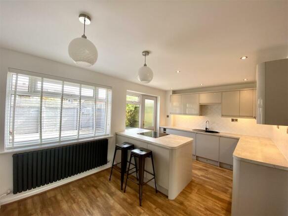KITCHEN/DINING AREA