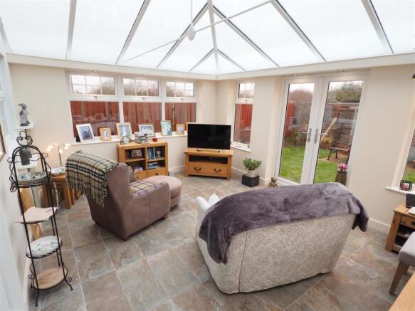 Stunning Garden Room 185