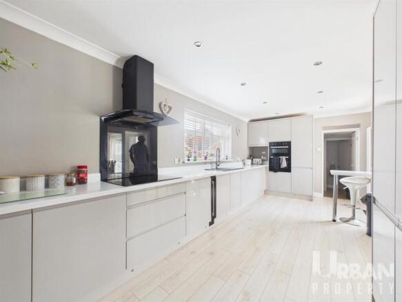 4 bed Semi-Detached for sale Image 5