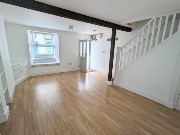 Lounge/Diner to front entrance