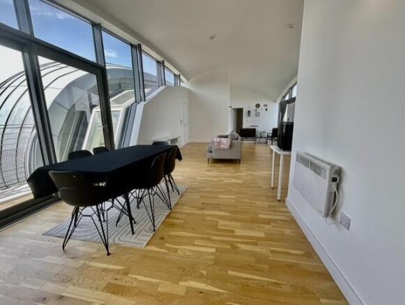 2 bed Flat to rent Image 4