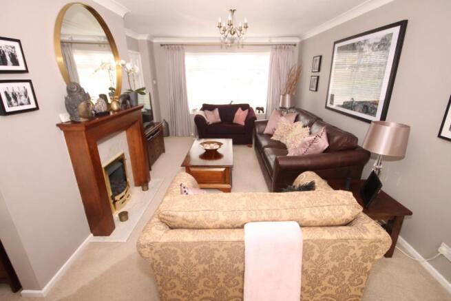 OPEN PLAN LOUNGE-DINING ROOM