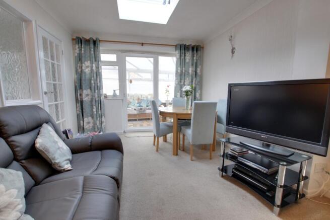 LOUNGE/DINING AREA