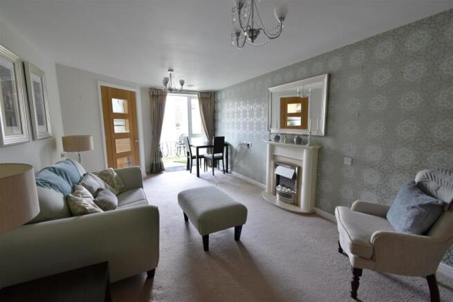 Living/Dining Room: