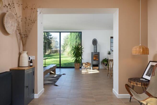 Through to kitchen/dining room