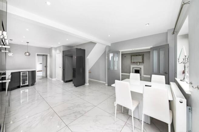OPEN-PLAN DINING KITCHEN