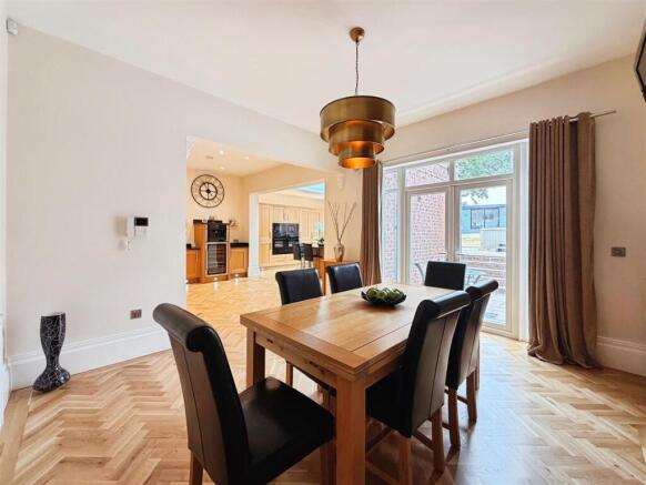 6 bed Detached for sale Image 8