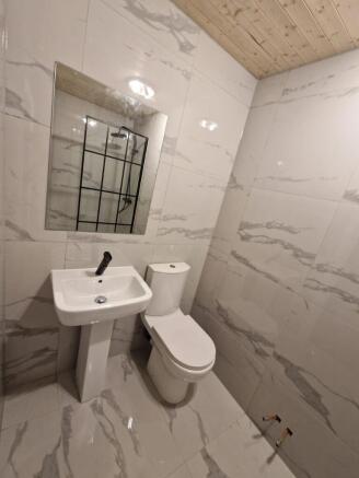 Bright modern bathroom with marble-effect tiles...