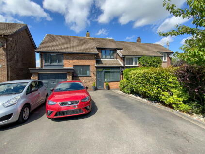 Roundhill Close, Hadfield, Glossop, SK13 2BH