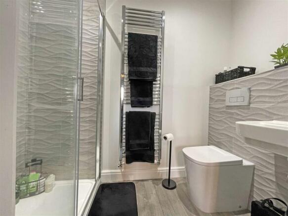 Lilford Gardens 20a - Ensuite.JPG