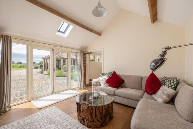 5 bed Detached for sale Image 11