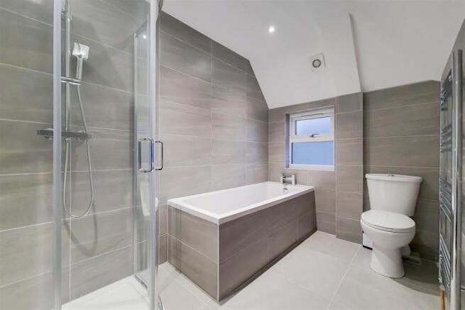 24_Main Ensuite-0.jpg