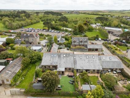 4 The Old Barns - Kehelland - Barn Conversion with Private Gardens & Outbuildings