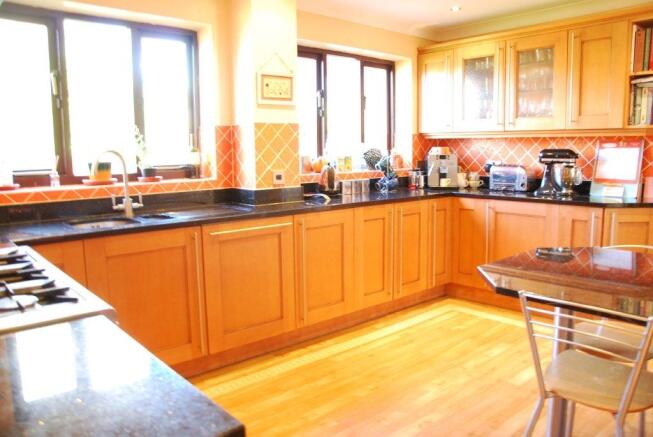 KITCHEN / BREAKFASTR