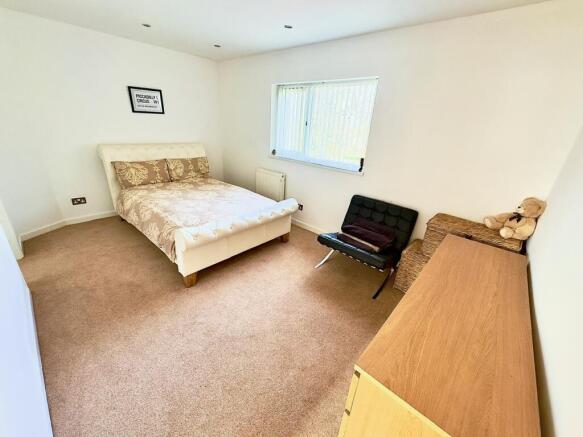 5 bed Semi-Detached for sale Image 11