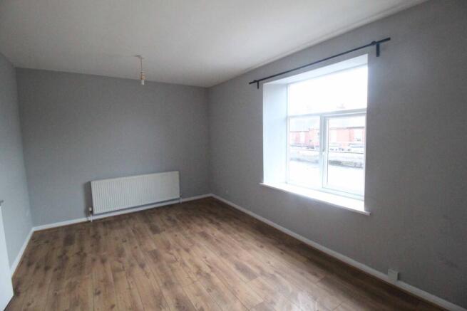 2 bed Apartment to rent Image 4
