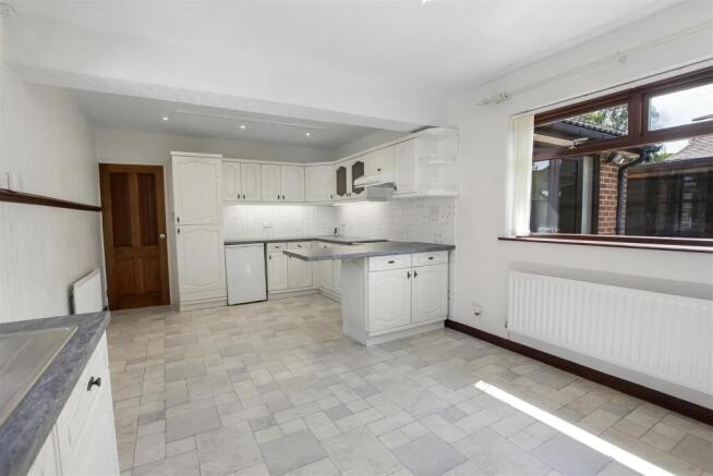 3 bed Detached Bungalow for sale Image 4
