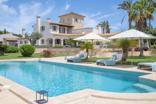 Exterior and Pool (4